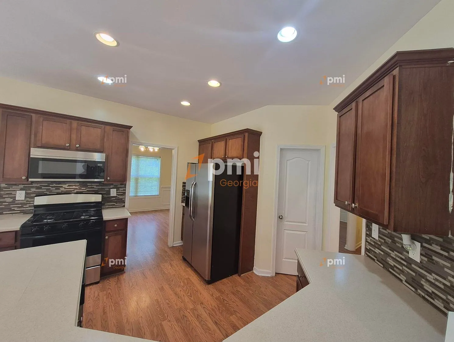 4 bed, 2.5 bath, 2578 sqft, $2,249 — Photo 2