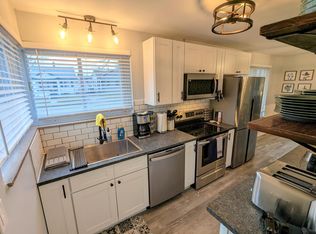 25164 Comfort St, Center Line, MI 48015