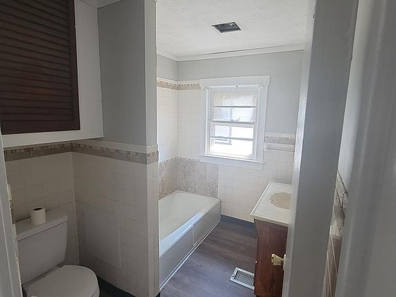 3rd image of 709 Charles St