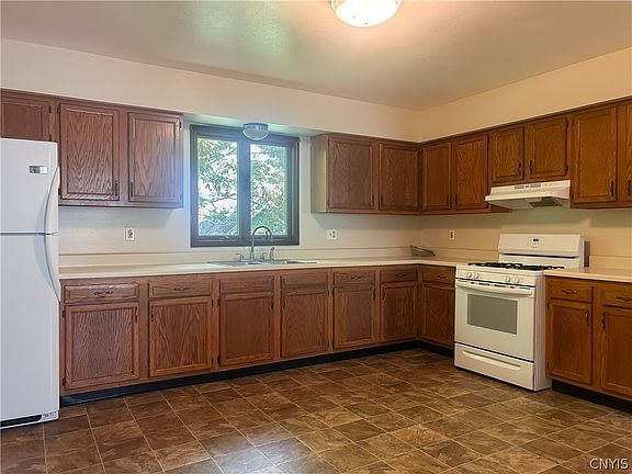 4th image of 389 Lillian Ave