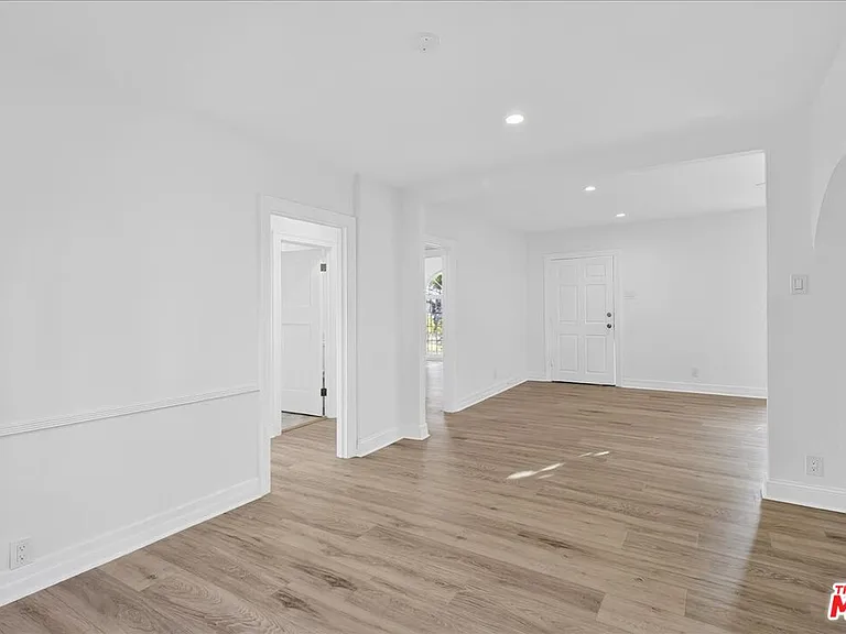 1185 S Tremaine Ave — Photo 12