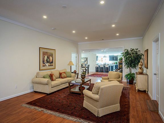 4th image of 473 Roosevelt Ave