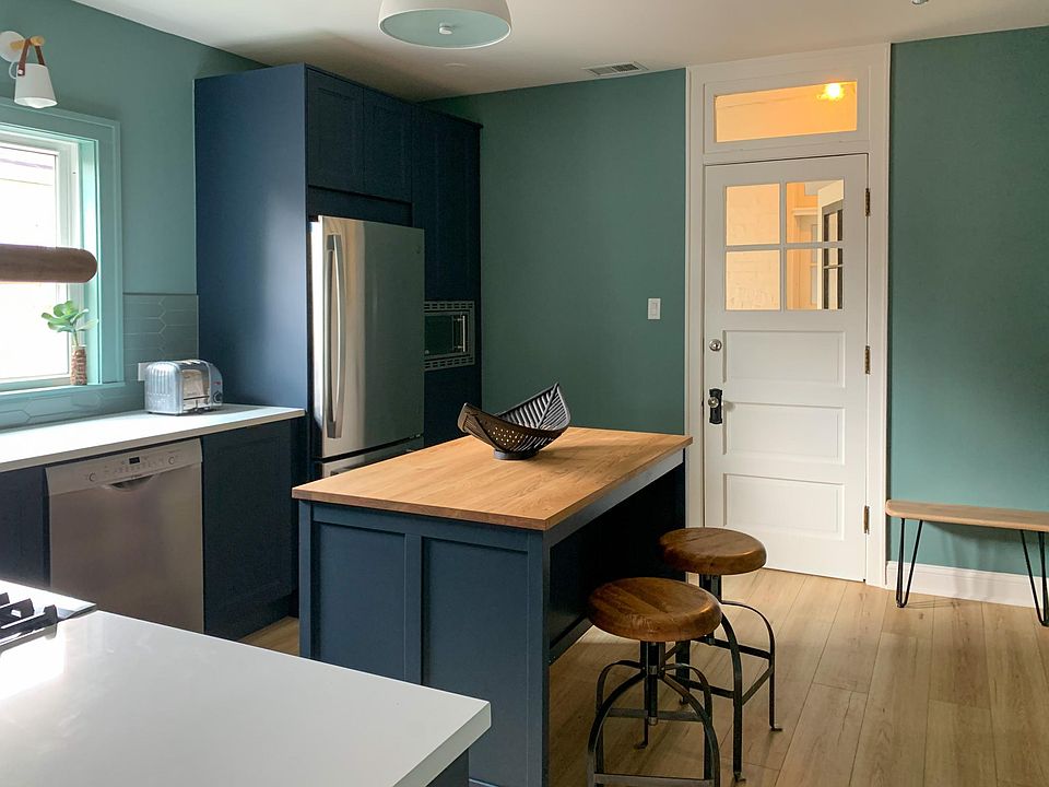 Kitchen with island