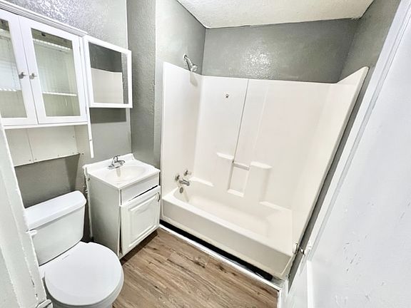 5th image of 2455 Brooklyn Ave #1S