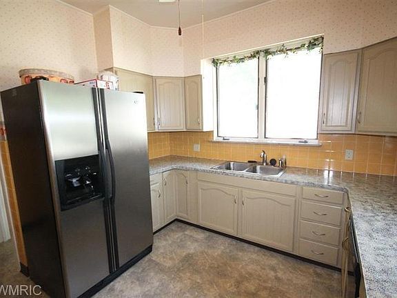 5th image of 163 Chestnut St
