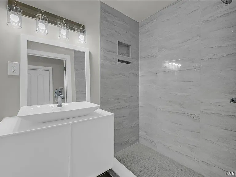 1502 Virginia Park St — Photo 12