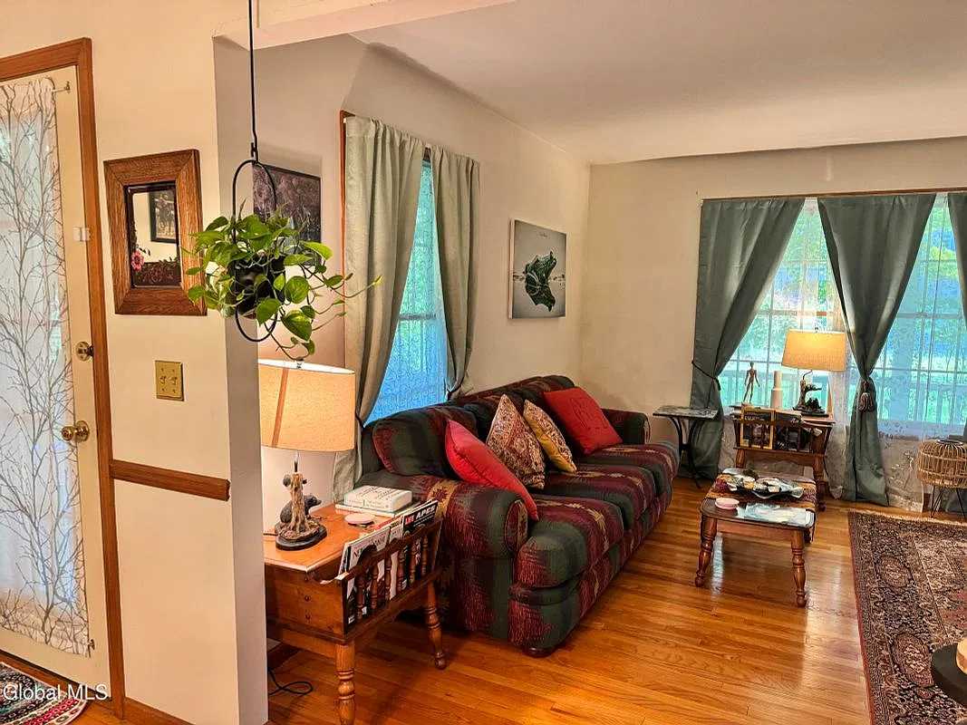 4 bed, 2.5 bath, 2402 sqft, $3,900 — Photo 3
