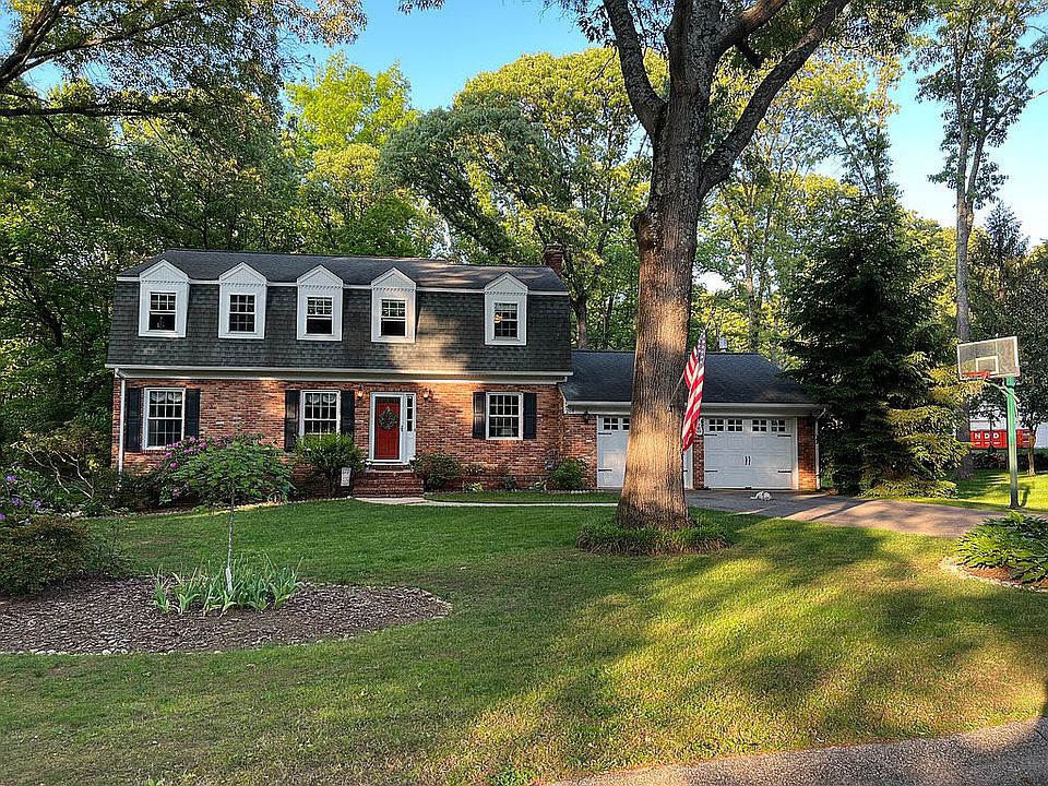 1st image of 208 Grosvenor Ln