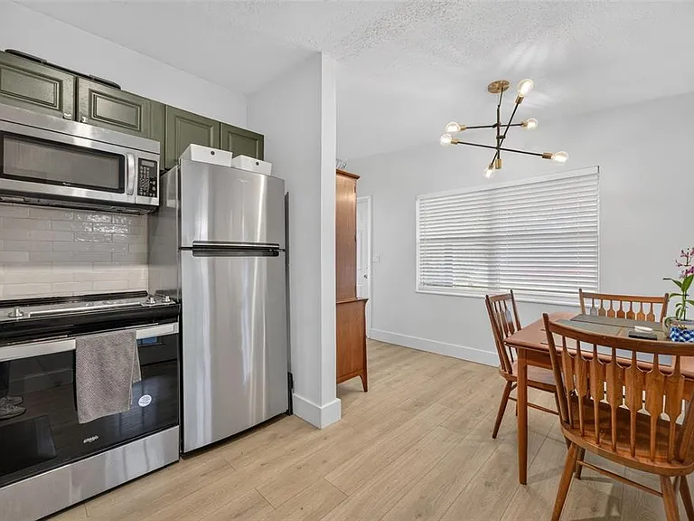 1822 Canton St — Photo 10