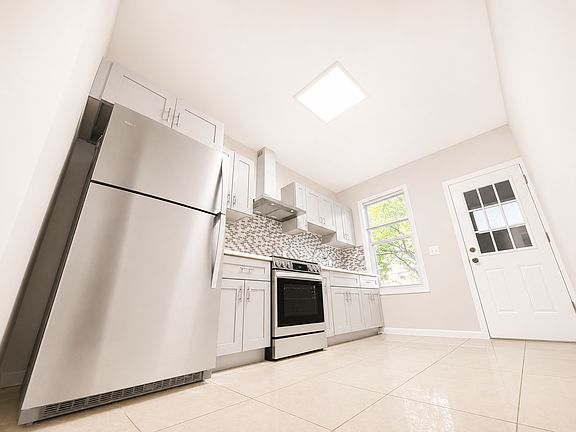 4th image of 50 65th St Floor 1