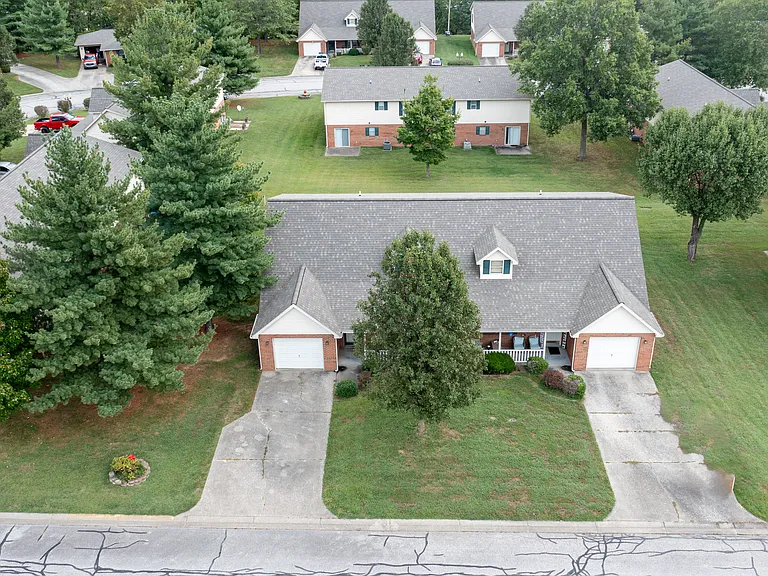 44 Arlington Ct — Photo 3