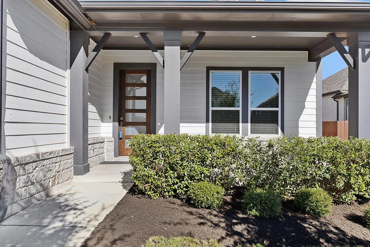 3 bed, 2.0 bath, 1884 sqft, $2,400 — Photo 2