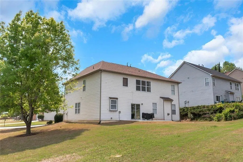 4 bed, 2.5 bath, 2834 sqft, $2,950 — Photo 4