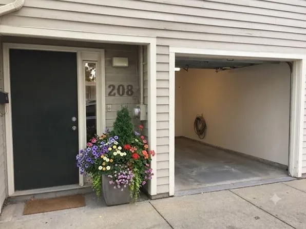 208 Charles St #208, Cambridge, MA 02141