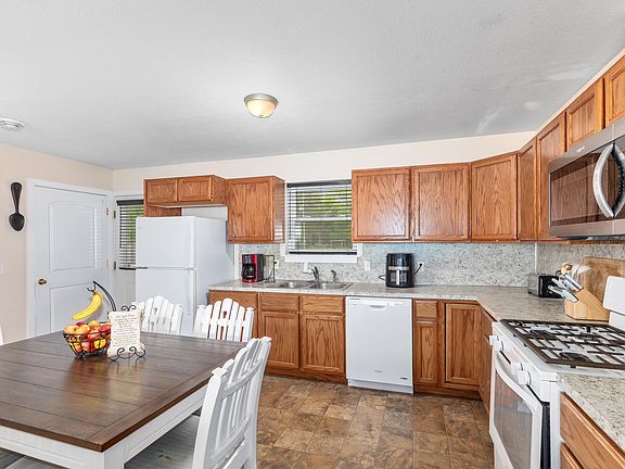 3rd image of 3294 Butternut Dr