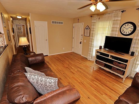 3rd image of 2285 Lindsay Ln