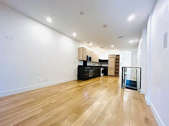 4th image of 189 Hart St APT 1
