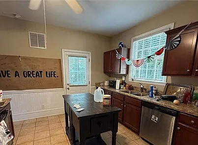 6 bed, 4.5 bath, 3756 sqft, $5,250 — Photo 3