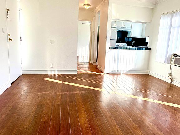 5th image of 4069 Oakwood Ave APT 17