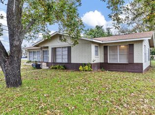 332 W Burbank St, Fredericksburg, TX 78624