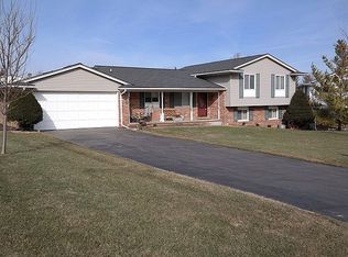 40 Lisa Cir, White Lake, MI