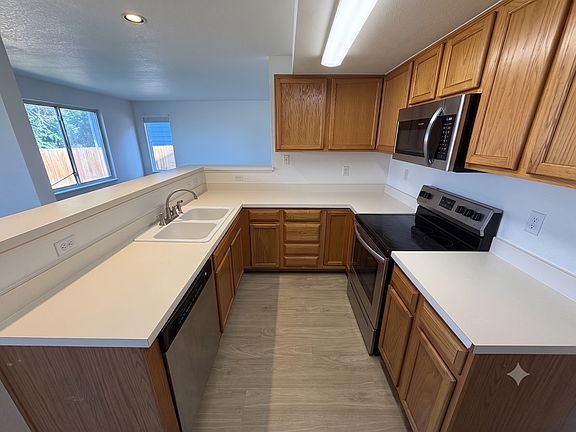 3rd image of 12139 Applewood Ct