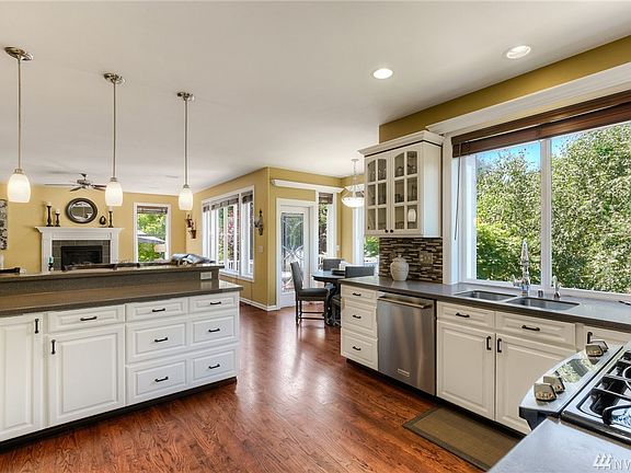 A kitchen perfect for entertaining, it sits open to the nook and family, making for easy cooking & conversation.