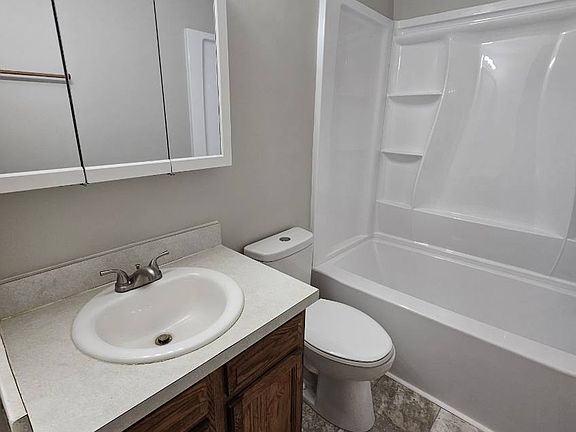 4th image of 4883 River Trail Ct
