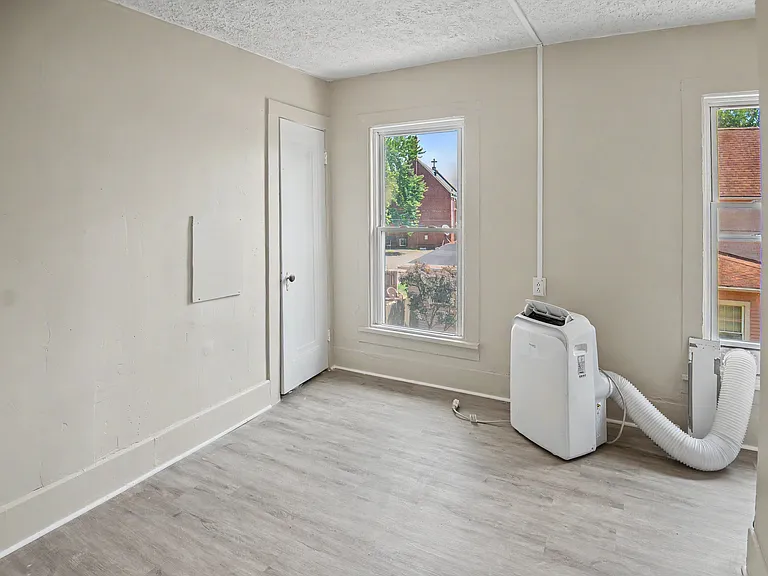 240 Warren Ave — Photo 9