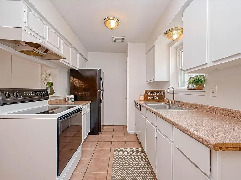 1911 Sherwood Forest St #9 — Photo 11