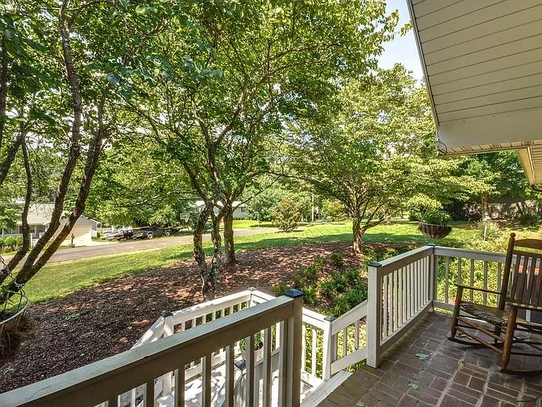 Front porch and entrand