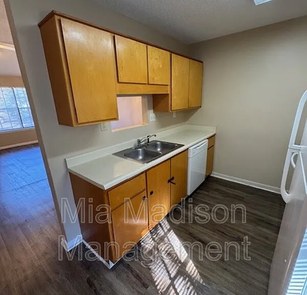 141 Hunt Club Ct — Photo 5