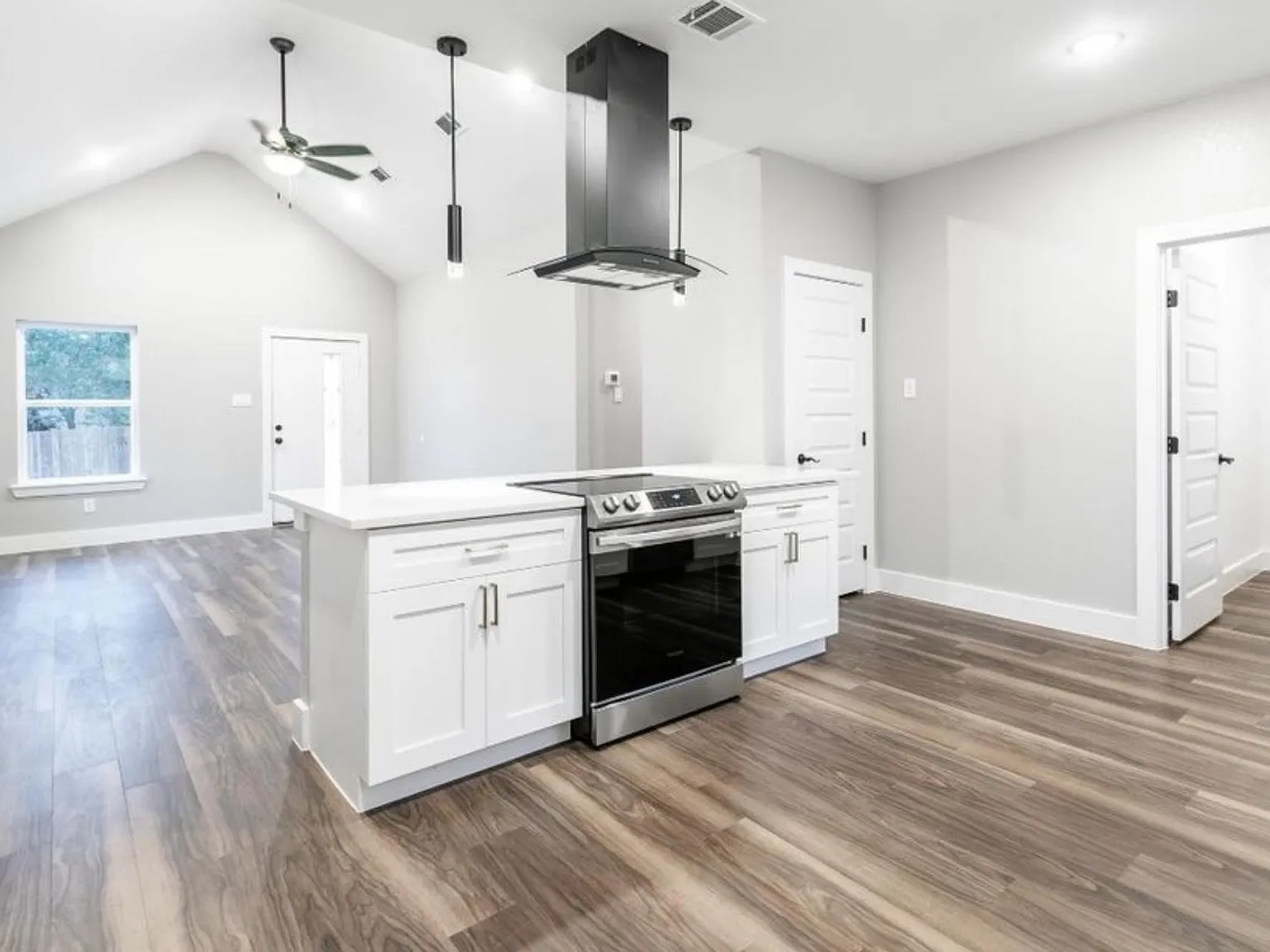 3 bed, 1200 sqft, $1,775 — Photo 2