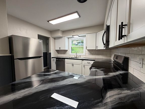 5th image of 1070 Roosevelt St