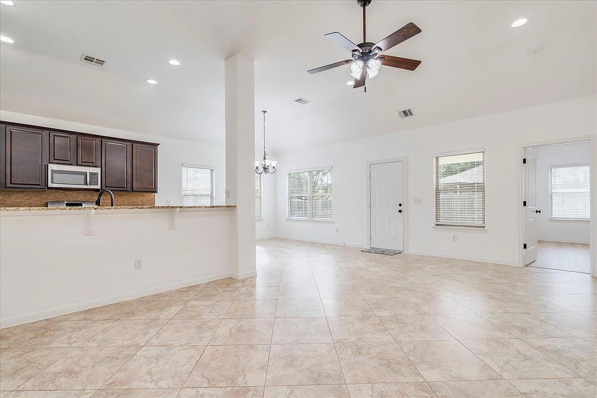 3 bed, 2.0 bath, 1559 sqft, $1,995 — Photo 3
