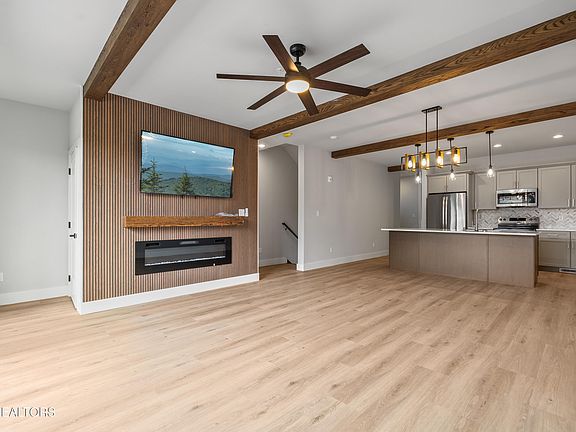 4th image of 215 Circle Dr #10