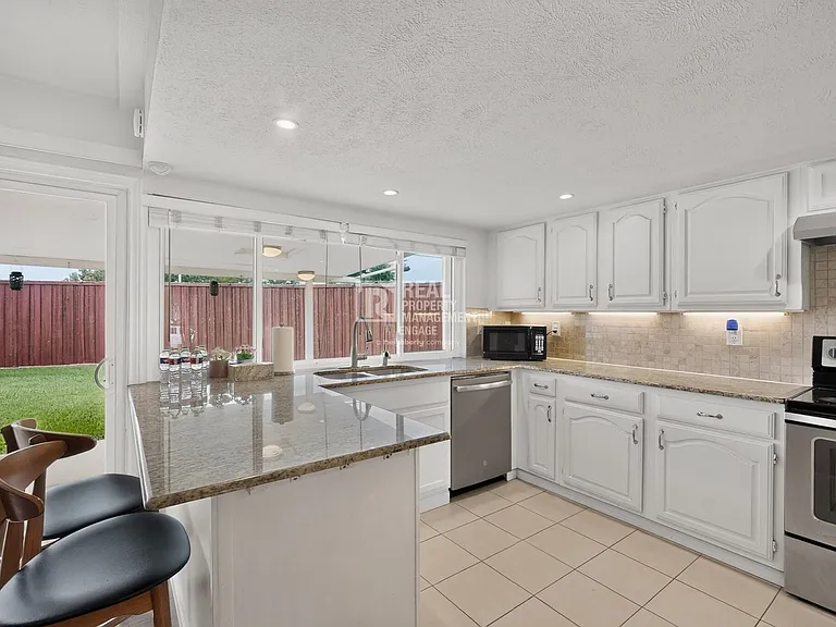 4548 Newcombe Dr — Photo 13