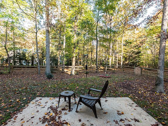 4th image of 22942 Wintergreen Ln