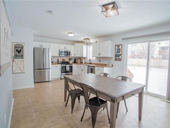 5th image of 600 SE Ashton Ct