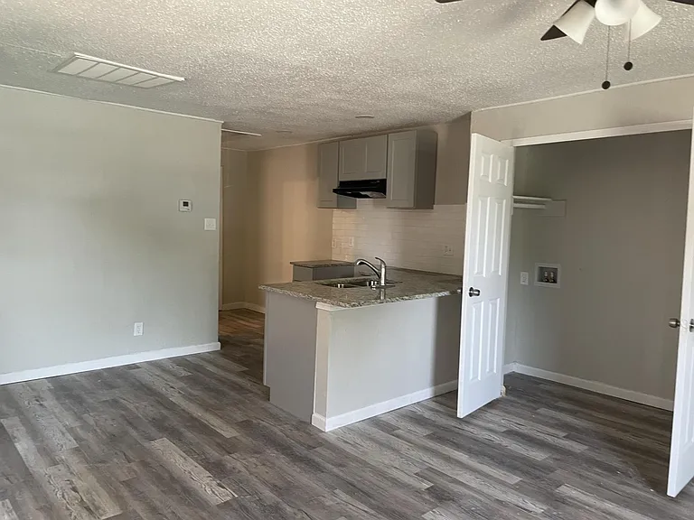 136 N Bond Ave — Photo 8