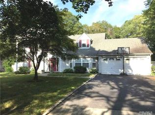 17 Scudders Pl, Coram, NY 11727