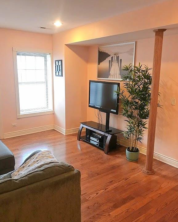 1st image of 6300 N Rockwell St #D1