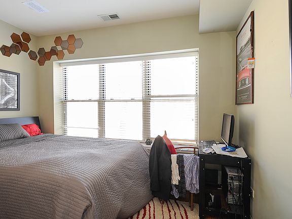 4th image of 1241 W Rosemont Ave APT 2W
