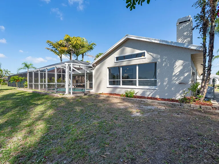 432 SW 20th St — Photo 14