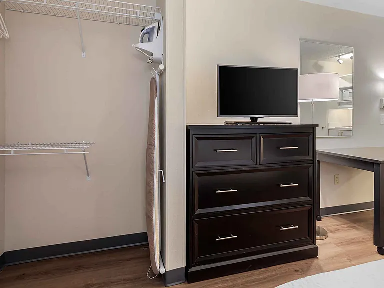 Deluxe Studio - 1 Queen Bed