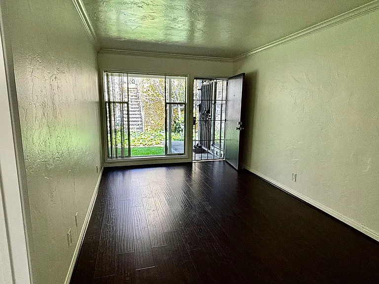 949-955.5 Opal St — Photo 13
