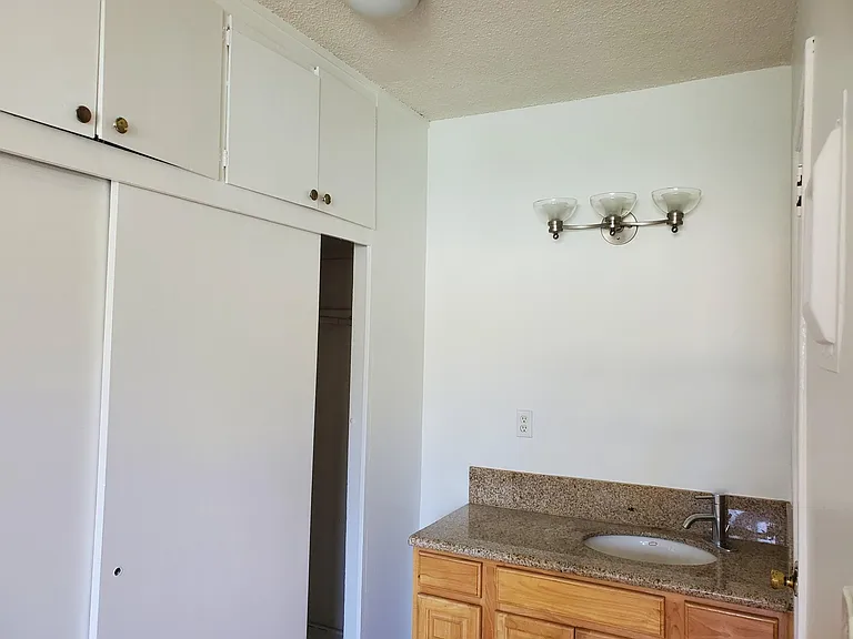 616 Broadway St #5 — Photo 8