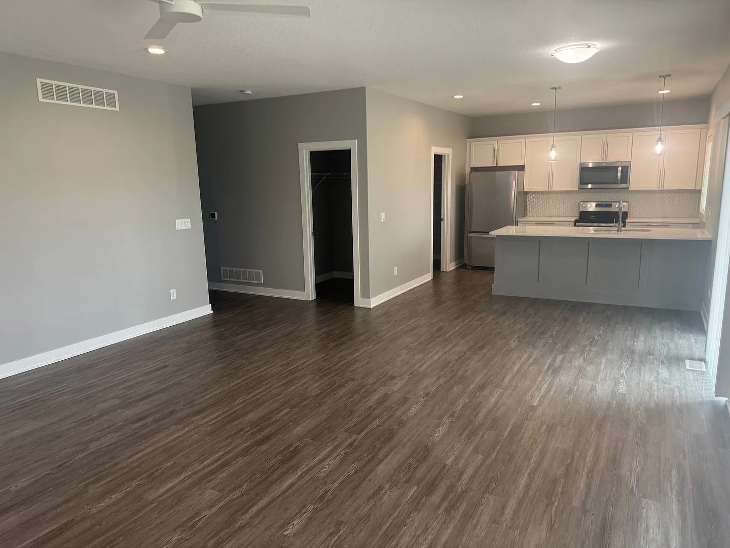 Beautiful Single Family Home With 6 Car Attached Garage! — Photo 4