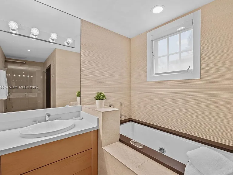 19127 Fisher Island Dr #19127 — Photo 26