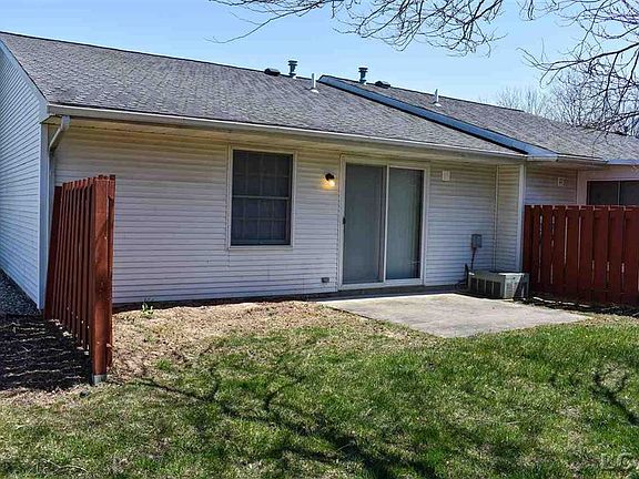 3rd image of 590 Yorkshire Sq